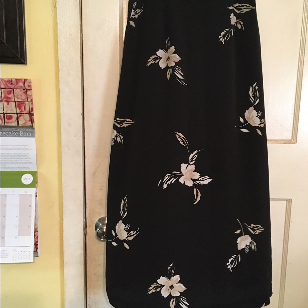 Black Kathy Lee skirt.