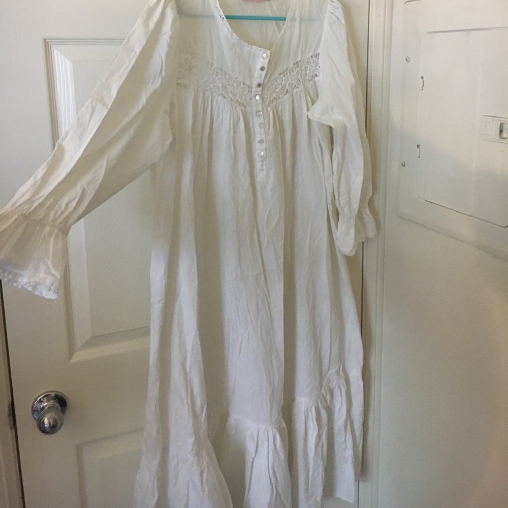 1960s Vintage Vandemere white nightgown. SIZE S.