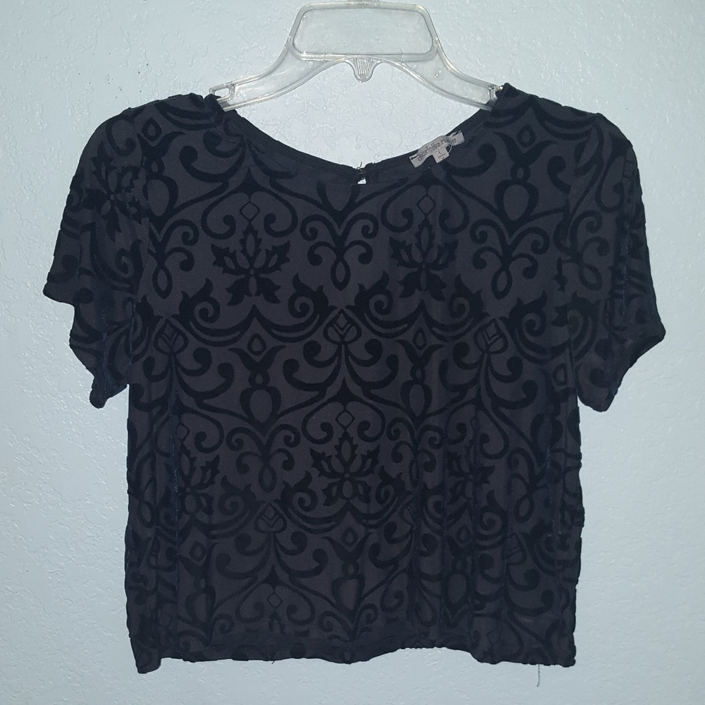 Crop Top w/ Beautiful Detailing