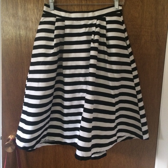 Modcloth Dresses & Skirts - A-line black and white skirt
