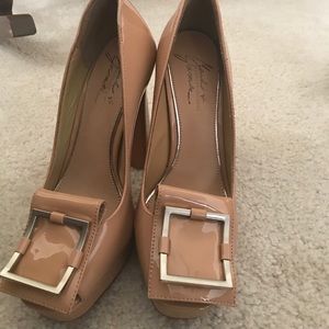 Size 7 nude pair of Badgley Mischka heels