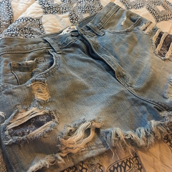 Hollister Distressed Short Shorts Size 9 - Picture 2 of 4
