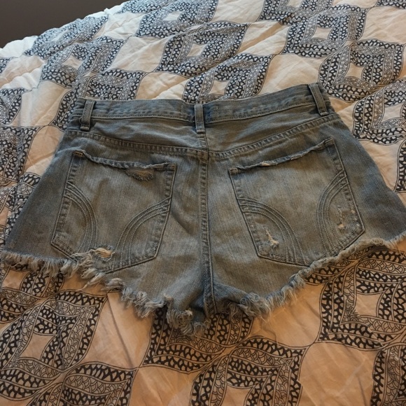 Hollister Distressed Short Shorts Size 9 - Picture 3 of 4