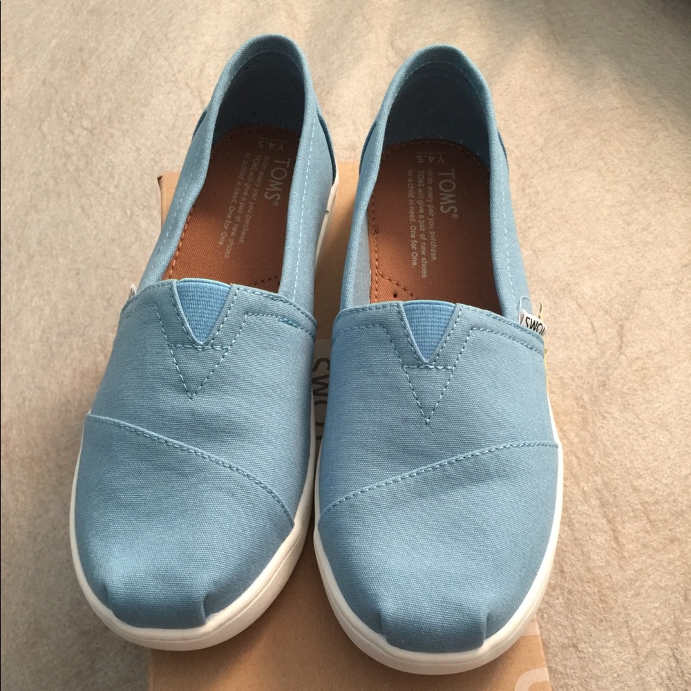 NWT cornflower blue toms