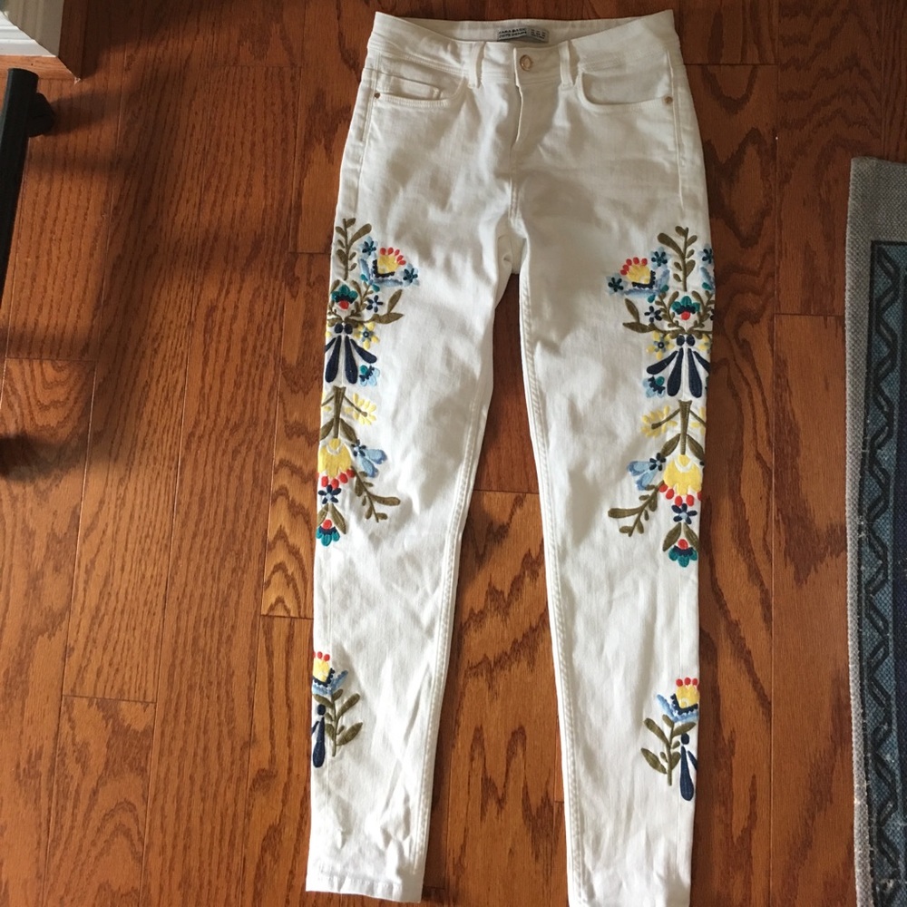 NWOT! ZARA size 4 white jeans w/ embroidered sides