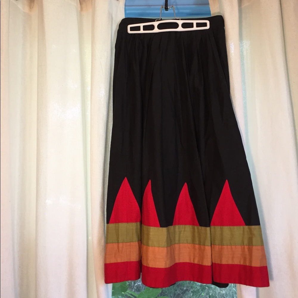 👠 Black mid length skirt with vibrant design💃🏻
