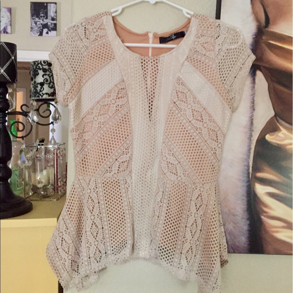 Short sleeve top by BKE Boutique