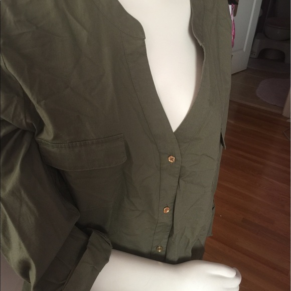 GUESS V Neck Button Down Top SLEEVE W/ROLL - Picture 3 of 8