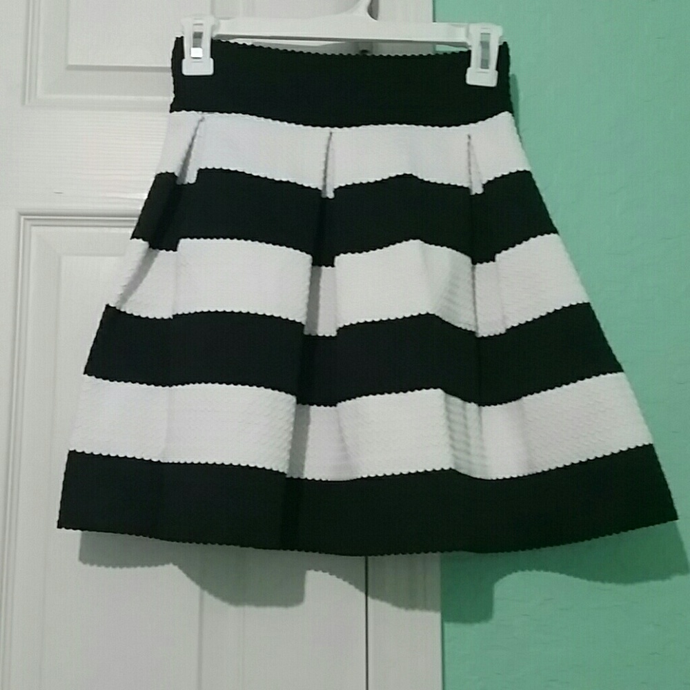 Structured pleated skirt