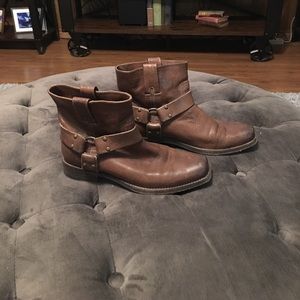 Frye boots short.