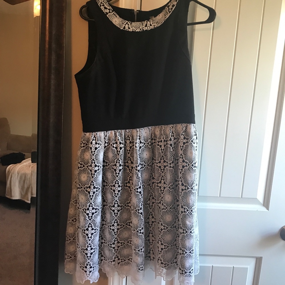 Beautiful black and white Kensie Dress!