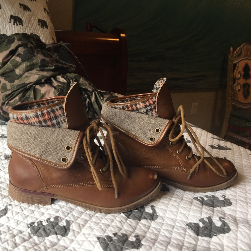 Boots - Picture 3 of 3