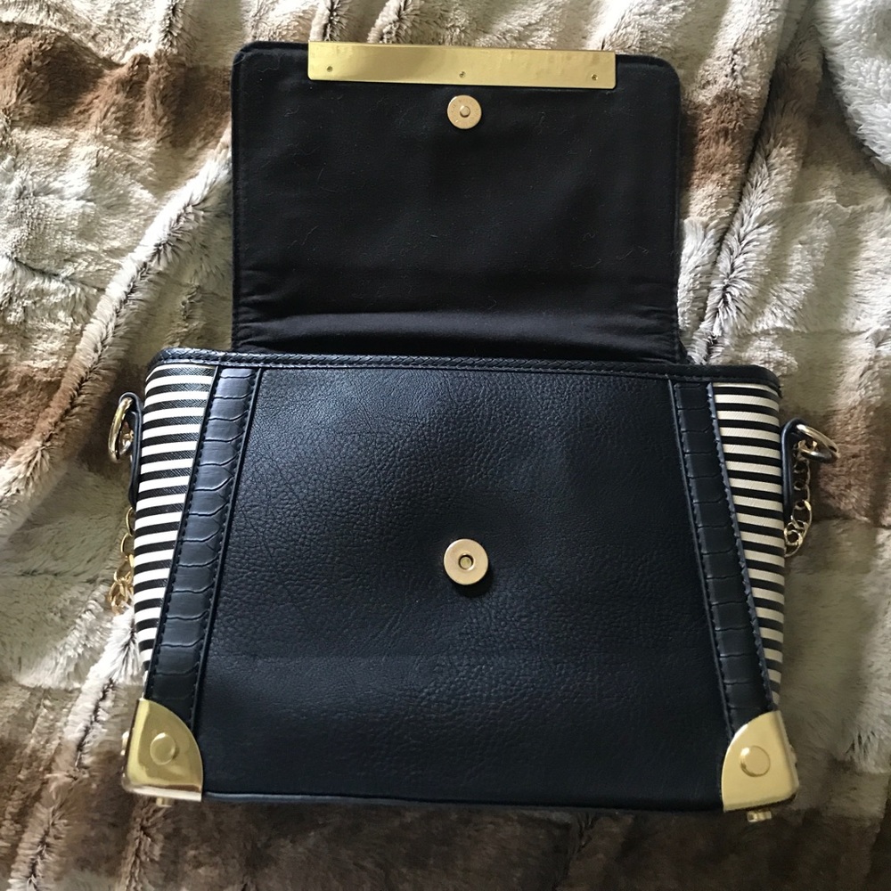 Call it spring Gold Chain Crossbody - Picture 2 of 4