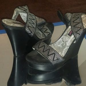 Dollhouse platform wedge