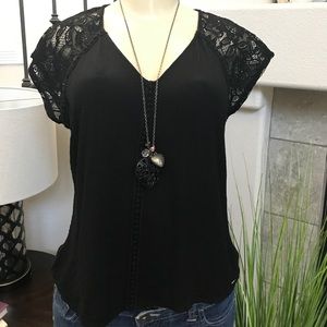 ✨black guess top with lace detail✨