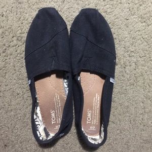 Women's size 7 Black TOMS