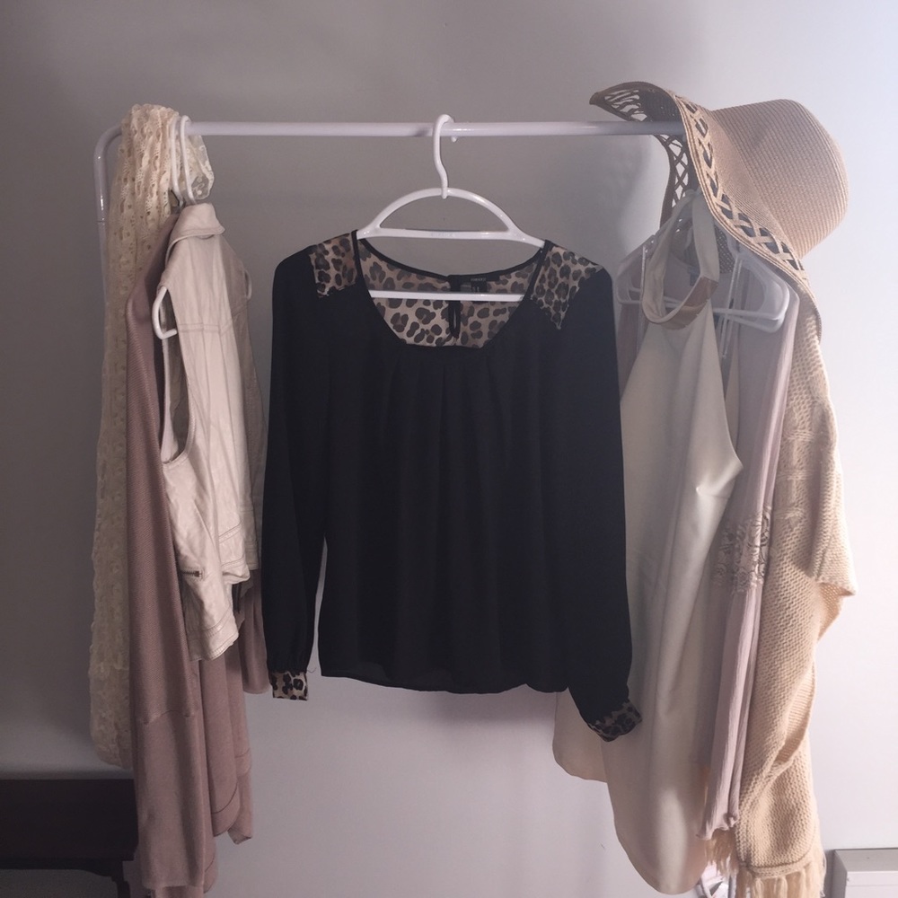 💓$8!💓 black blouse with cheetah detail