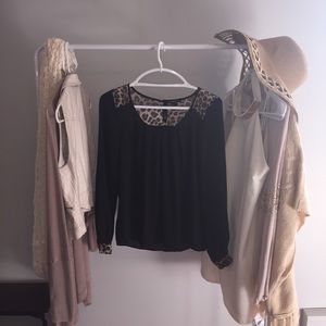 💓$8!💓 black blouse with cheetah detail