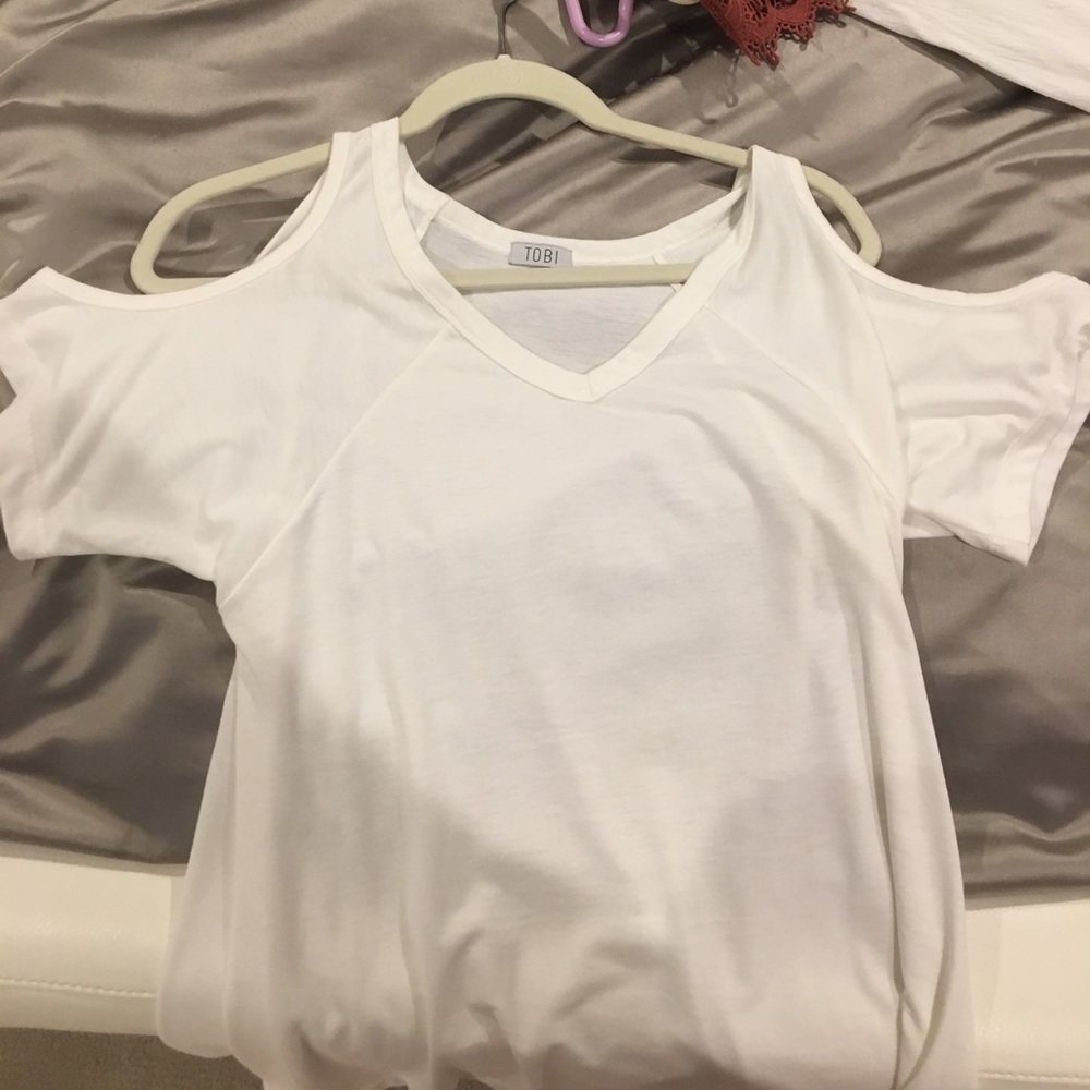 Open shoulder white v-neck top