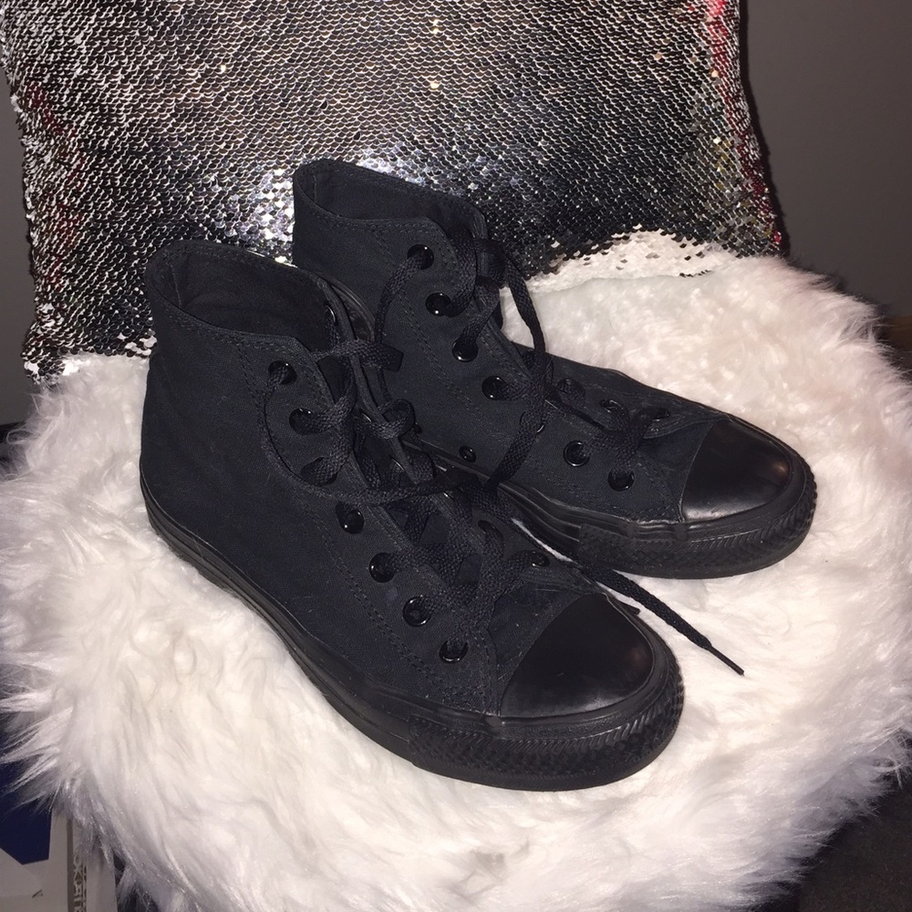 Men's 6 & Women's Size 8.5 Black High Top Converse