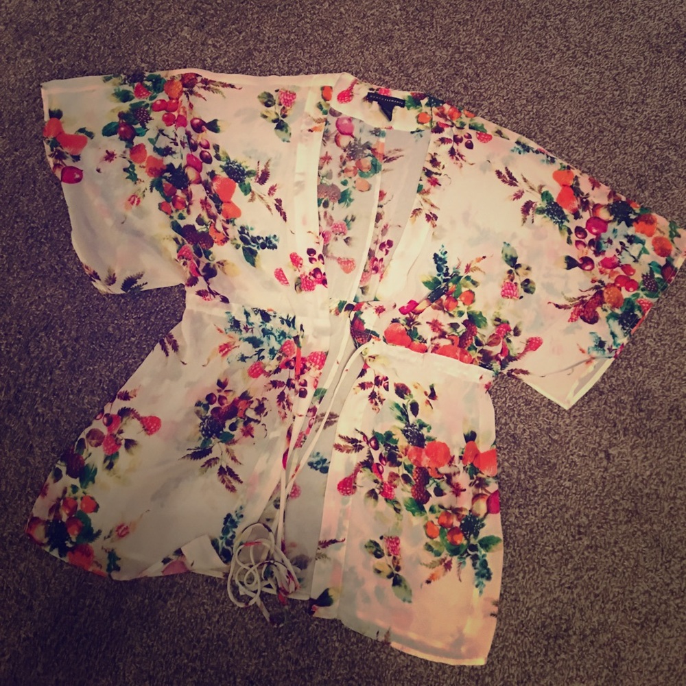 Size L white floral print kimono!