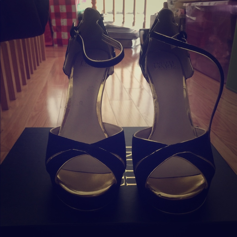Black heel sandals
