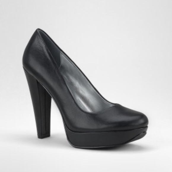 Calvin Klein Shoes - Calvin Klein gently worn 6.5 Carley pumps