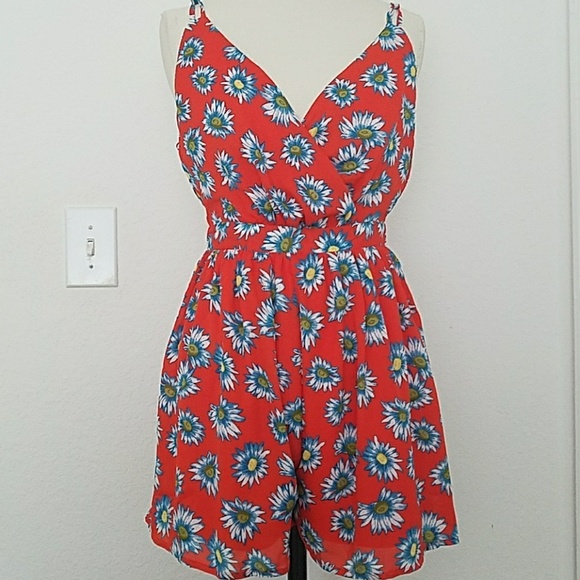 Floral Woven Romper - Picture 5 of 7