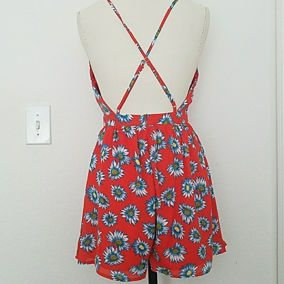 Floral Woven Romper - Picture 6 of 7