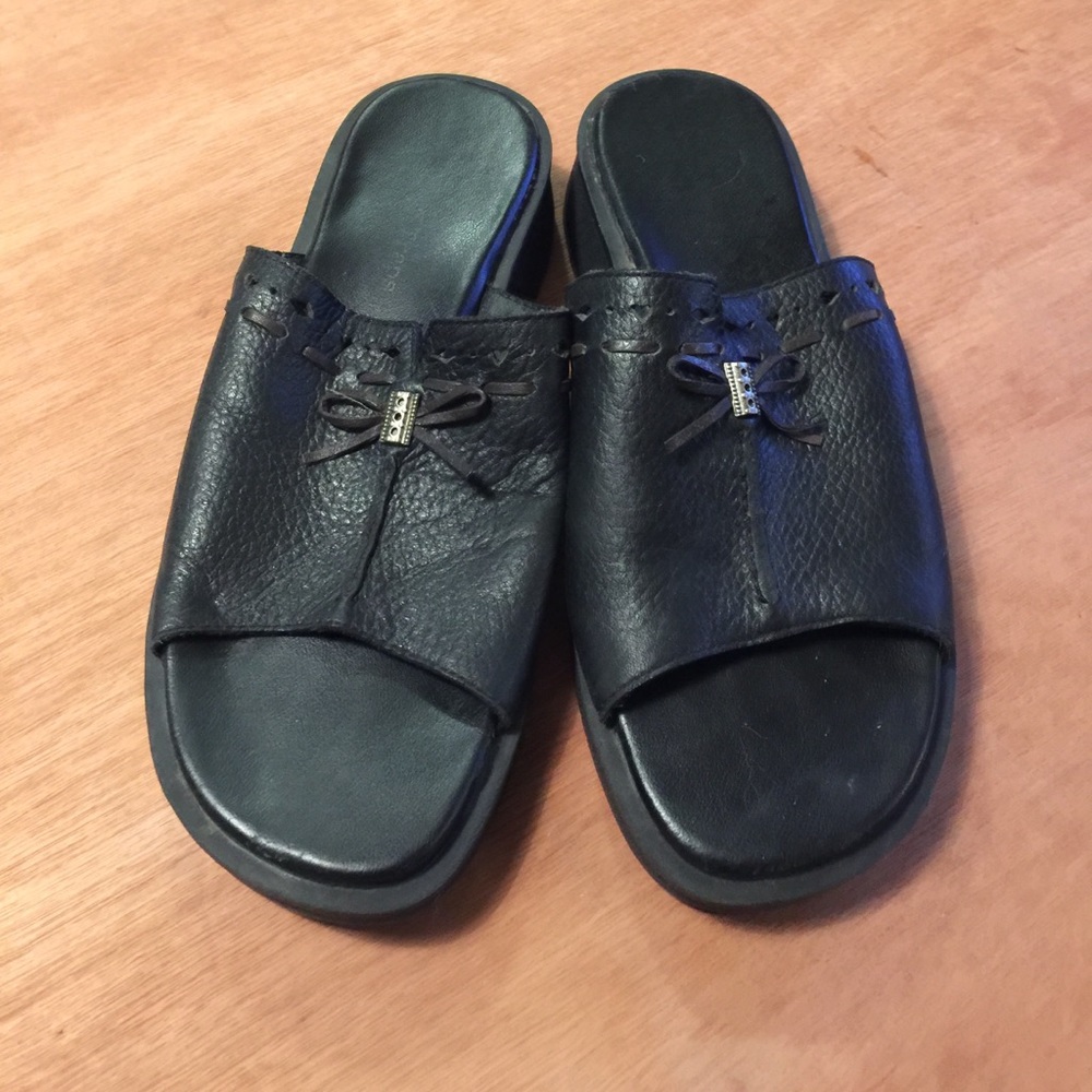 ⬇️Bare Traps Leather slip on