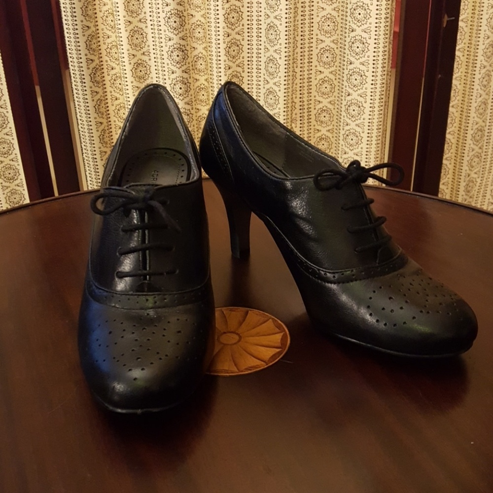 Adrienne Vittadini black pumps