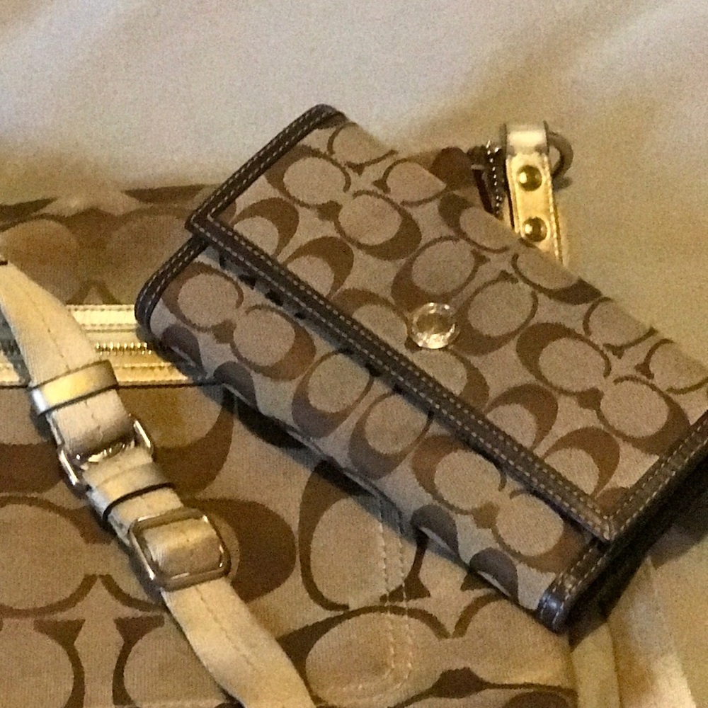 Authentic signature trifold Coach wallet