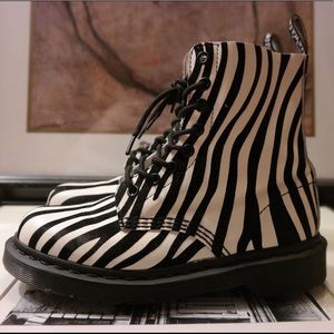 DR. MARTENS ZEBRA PRINT