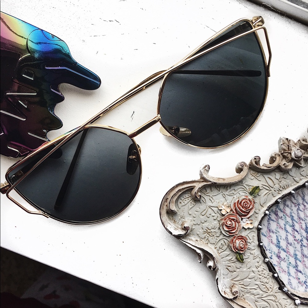 ⭐️Black & Gold Sunglasses⭐️