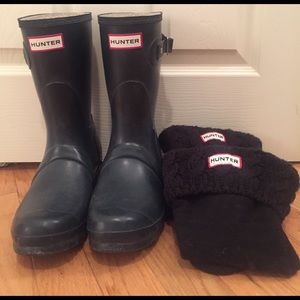 Blue hunter rain boots with black insert 6