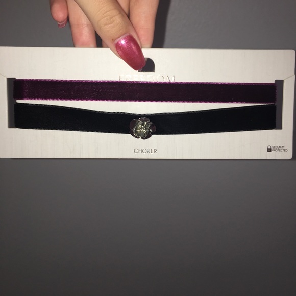 Layered Flower Chocker 🖤 - Picture 2 of 4