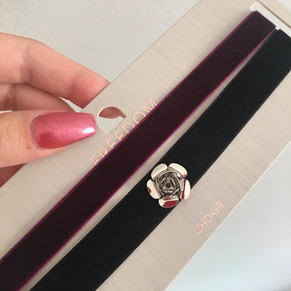 Layered Flower Chocker 🖤 - Picture 3 of 4