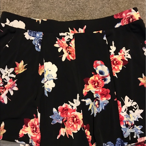Express Shorts - Picture 2 of 2