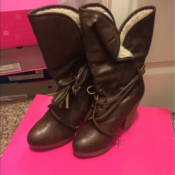 Lightly worn boots with fur on inside. - Picture 2 of 3