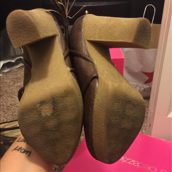 Lightly worn boots with fur on inside. - Picture 3 of 3