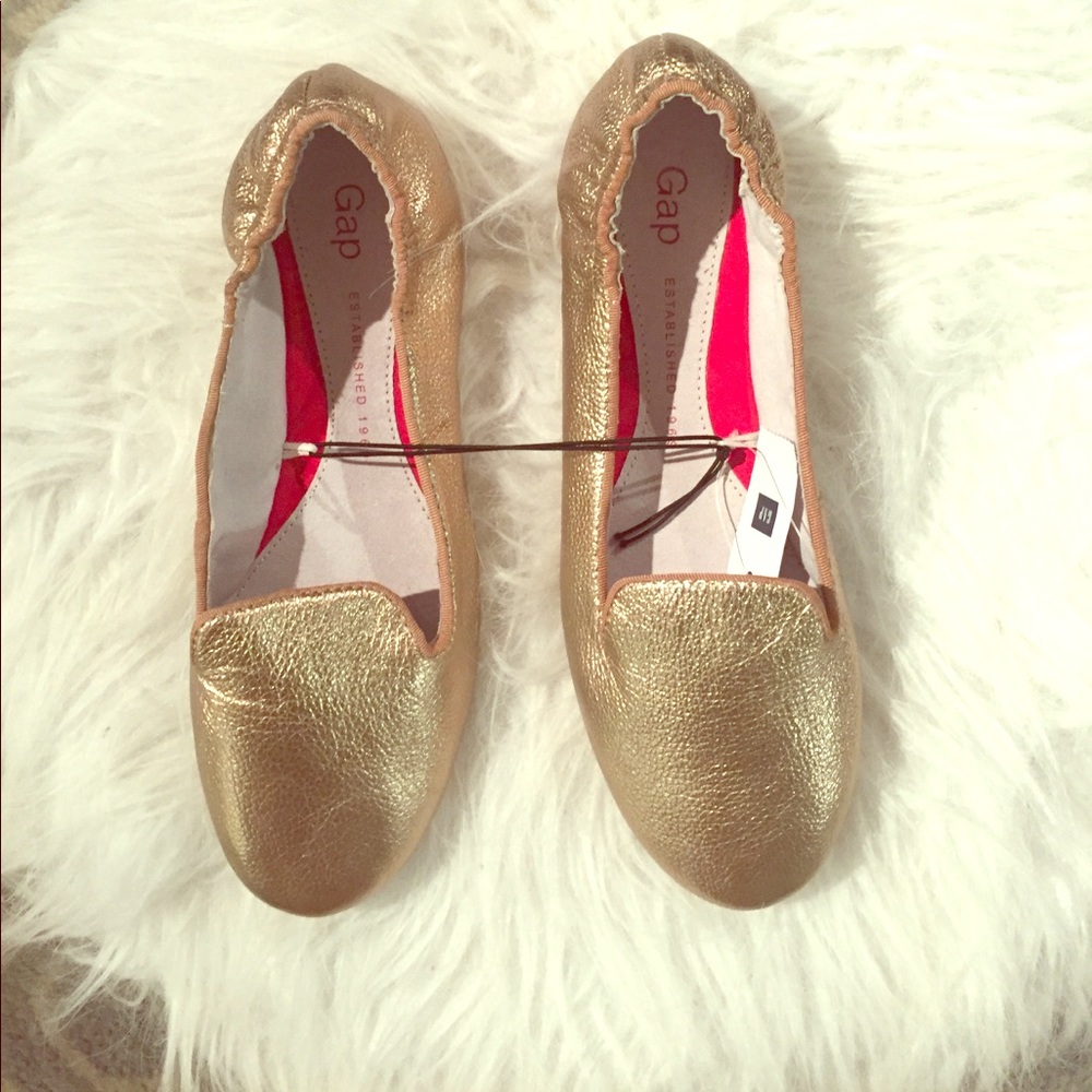 NWT Gap gold leather loafers