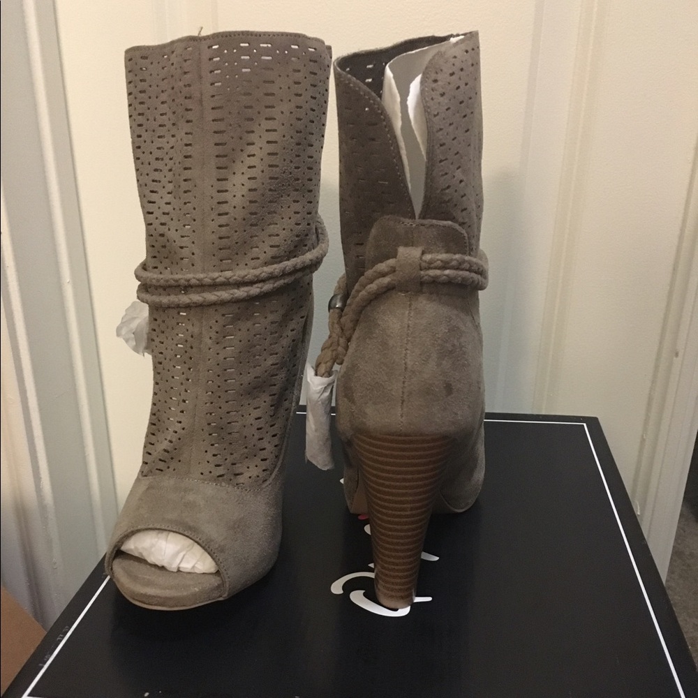 Hot Bootie - Picture 3 of 4