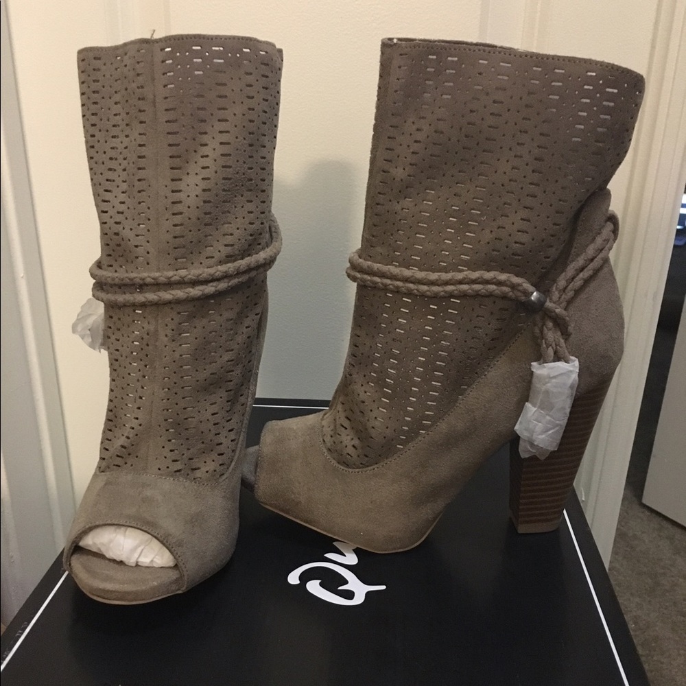 Hot Bootie - Picture 4 of 4