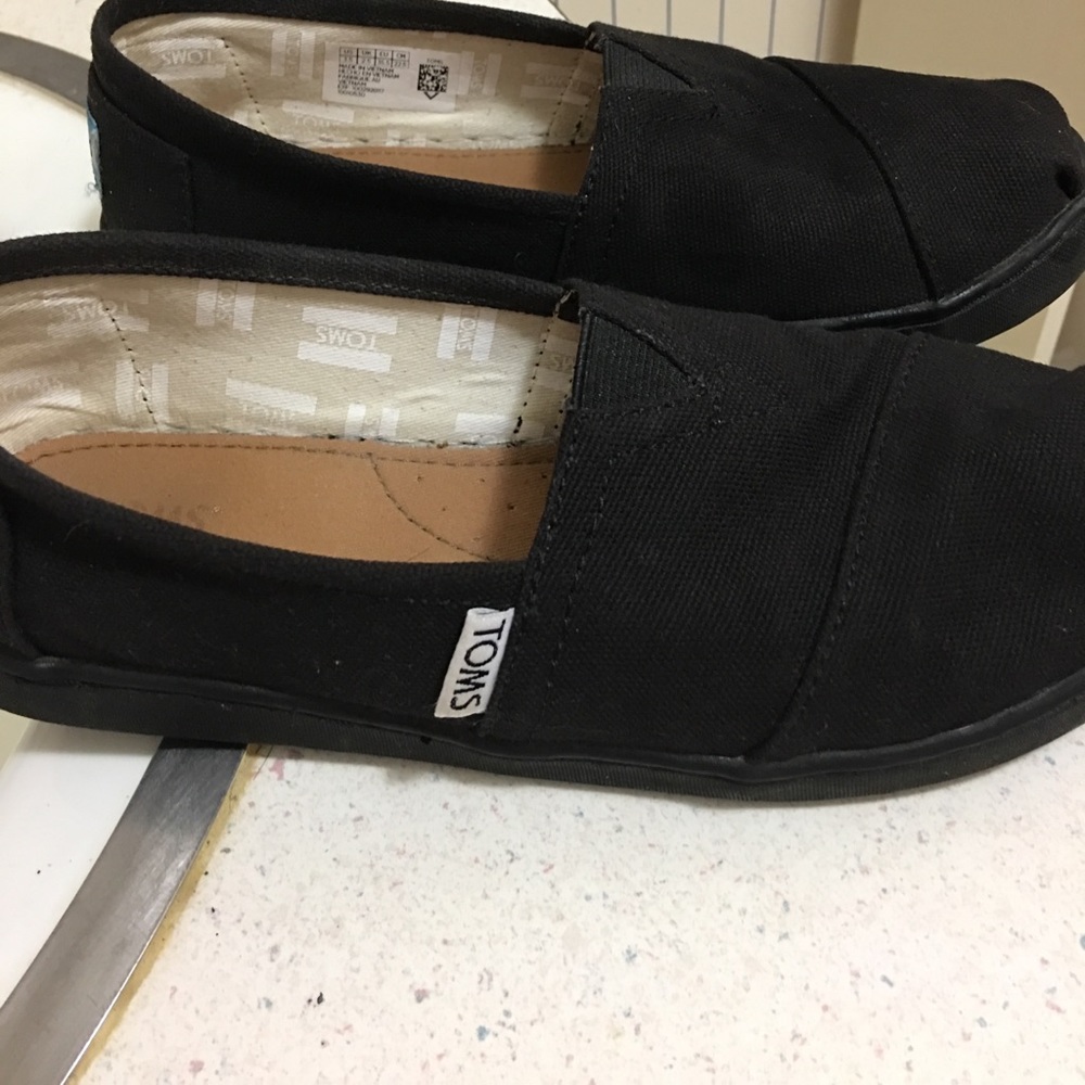 Toms size 3.5 youth. Fits size 5 women's