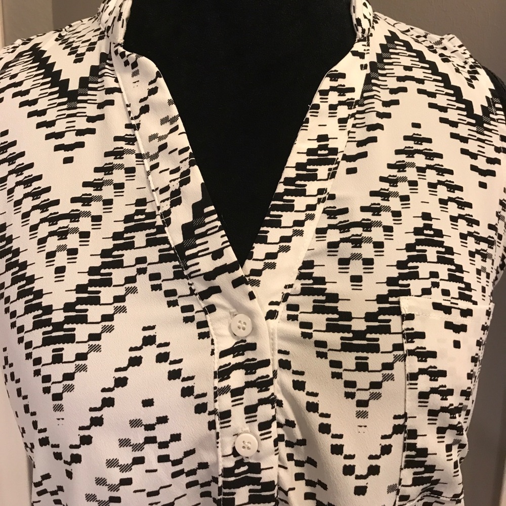 B&W geometric pattern sleeveless blouse