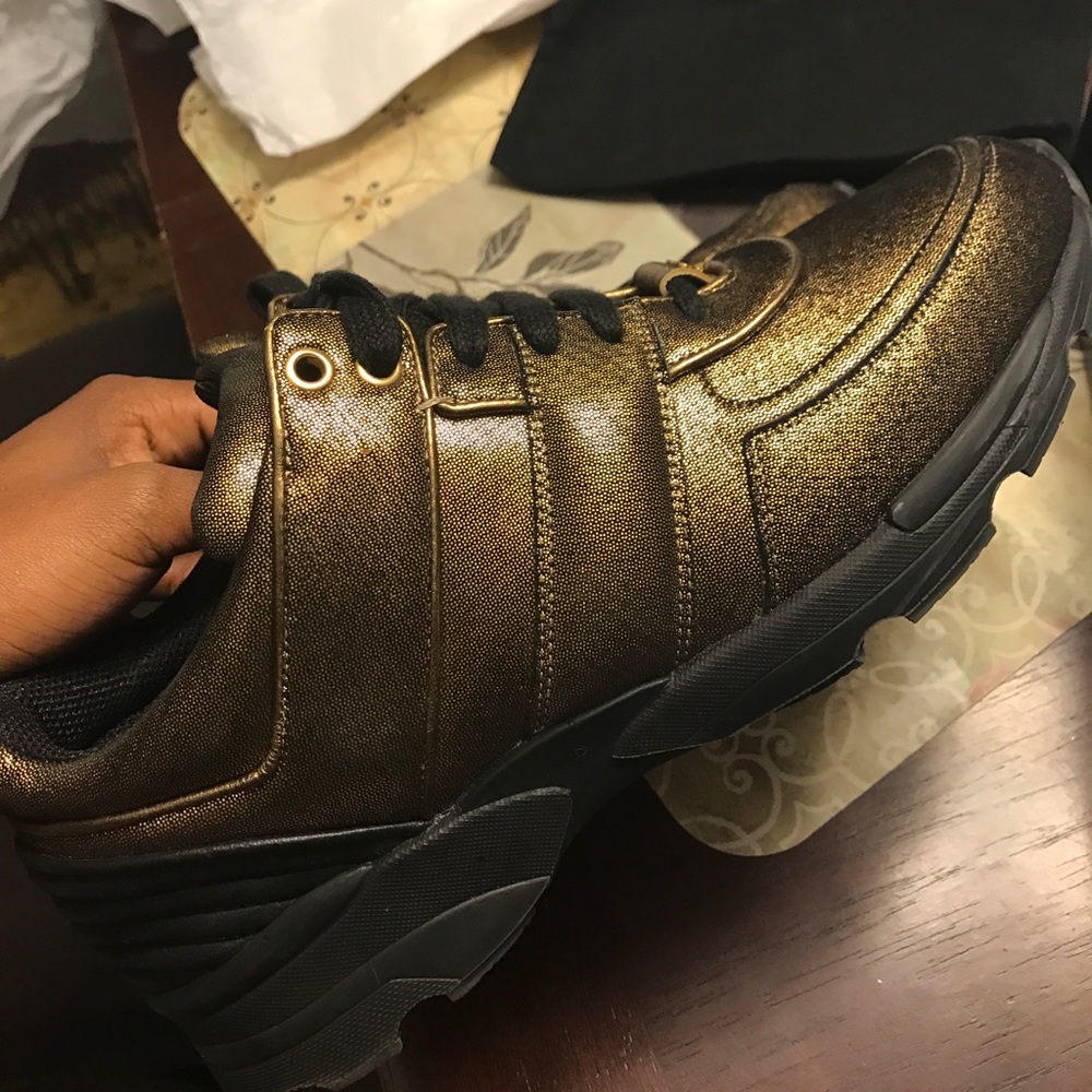 Exclusive gold Chanel runners - Picture 3 of 6