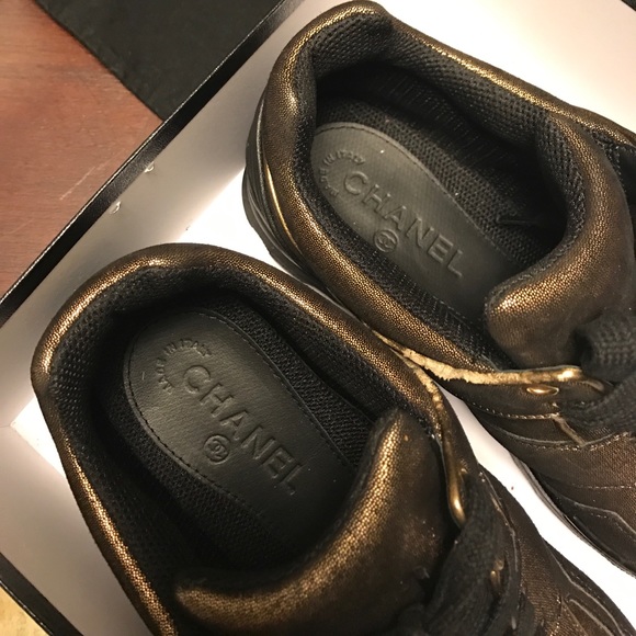 Exclusive gold Chanel runners - Picture 2 of 6