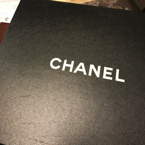 Exclusive gold Chanel runners - Picture 4 of 6