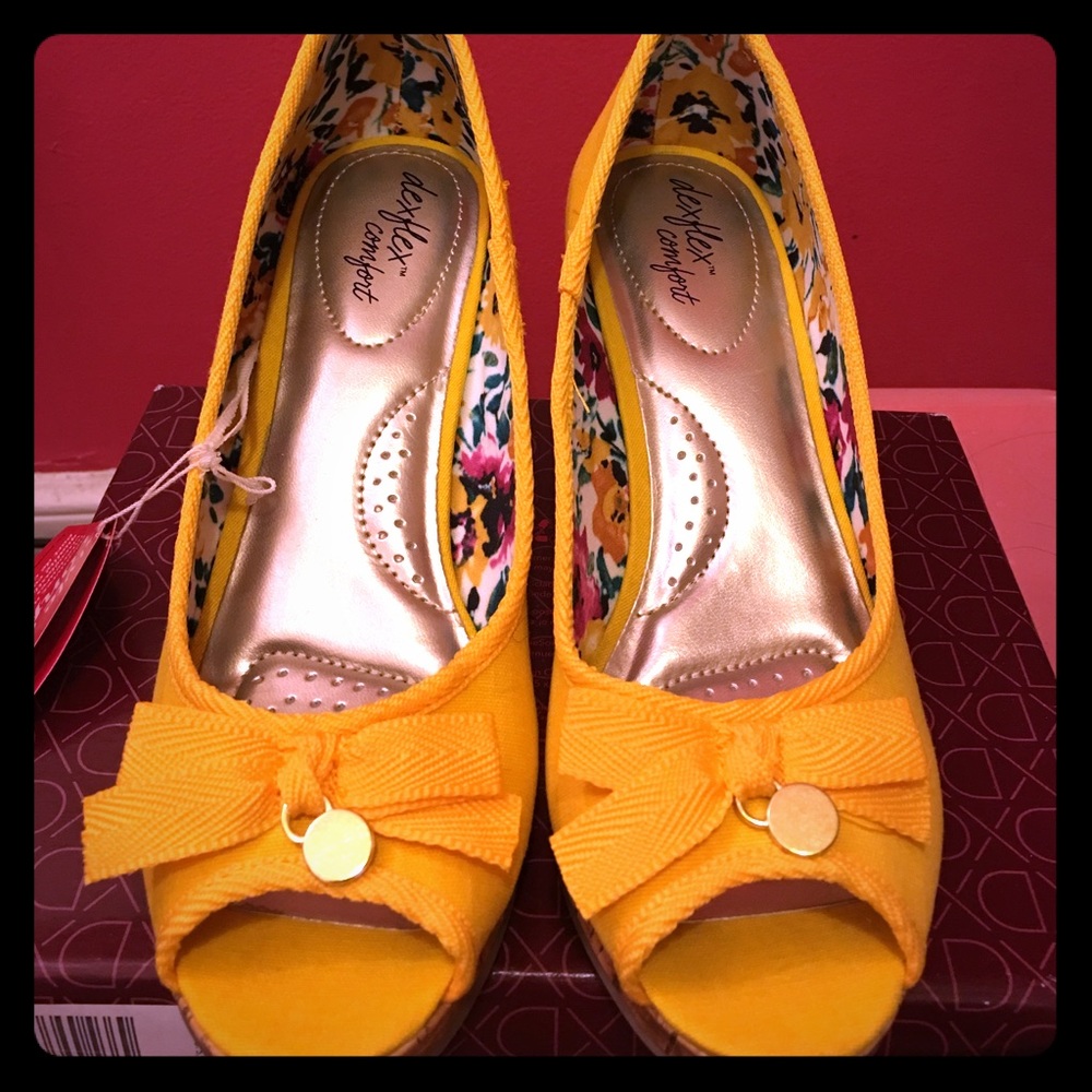 Super cute NWT wedges
