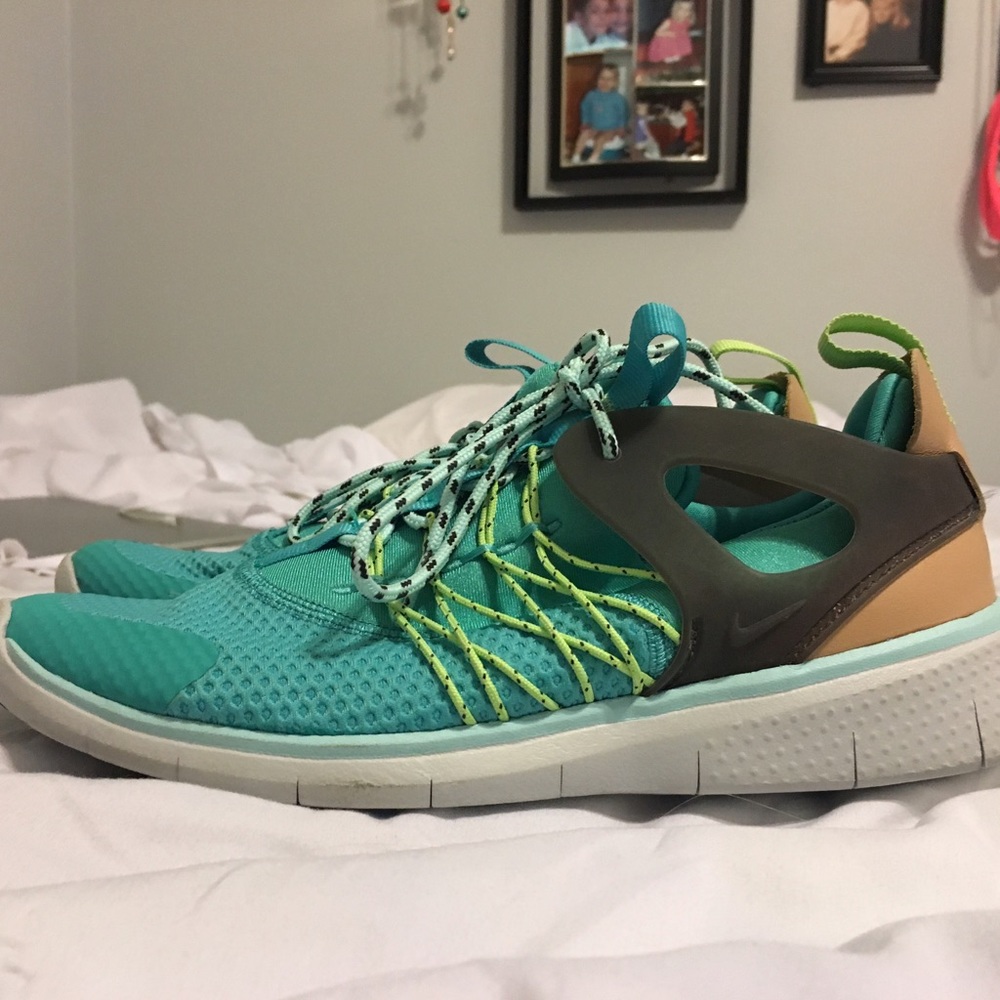Nike Virtuous Free Run Sneakers